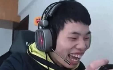 和平精英:鲨鱼哟立flag惨遭天谴,直播剃头笑惨观众