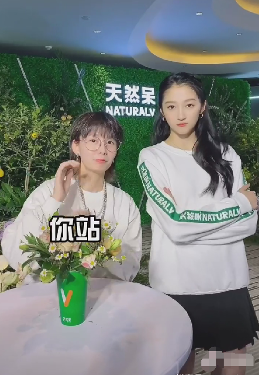 包括店内装潢豪横,一股子网红风,当天开业关晓彤并没有邀请圈内好友