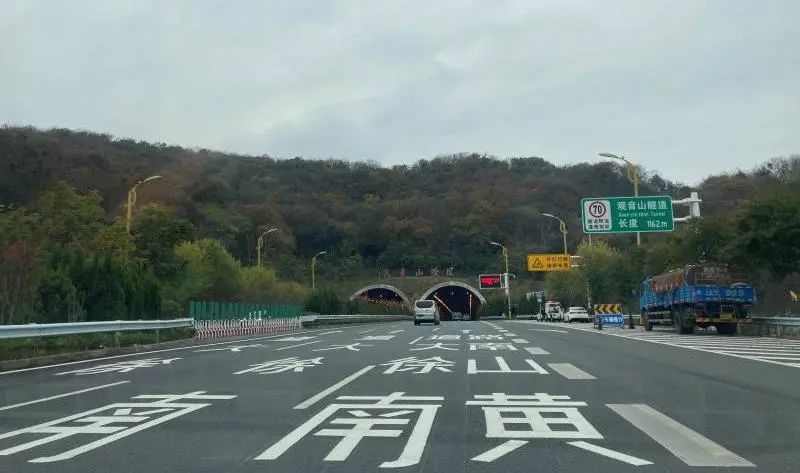 镇江观音山隧道路线规划调整;镇江设置7条城市落叶景观道路_腾讯新闻