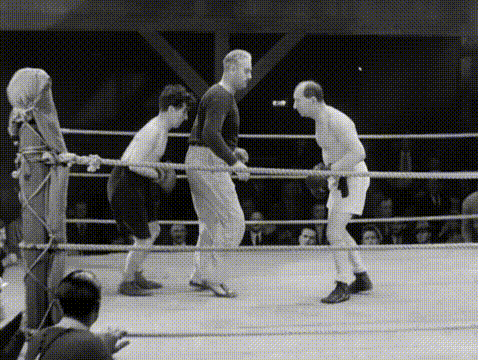 由于迟到,卓别林扫地的工作也丢了.