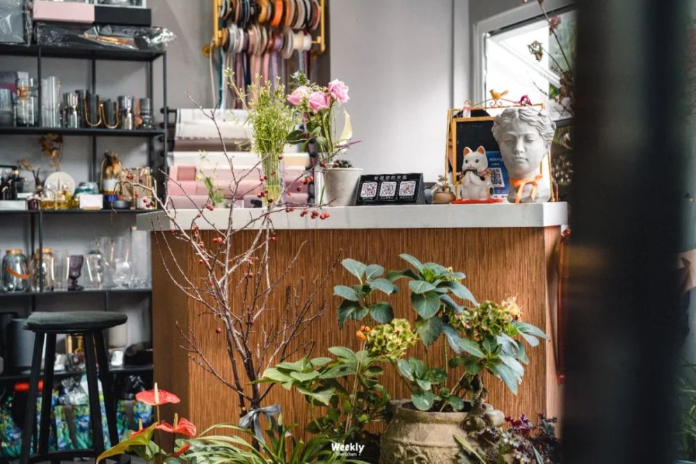 在青山花店坐上一会,就能感受到店主每天坐在收银台的小椅子上,细致的