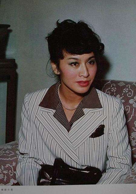 都非常强调腰线的提升,善于打造优美的身材比例曲线,从而凸显女人味