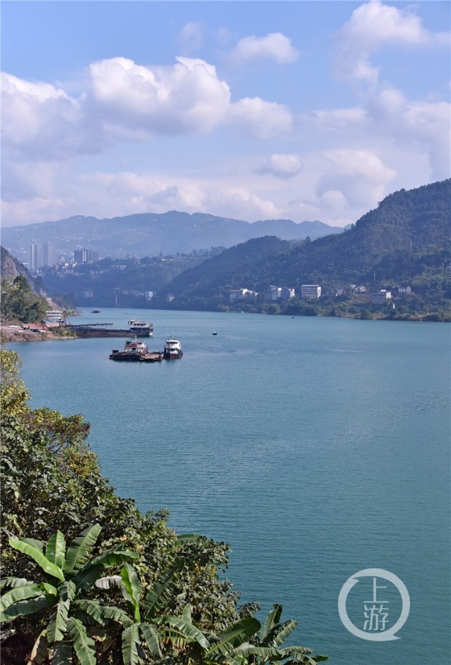 冬日乌江美景如画江水绝壁相得益彰