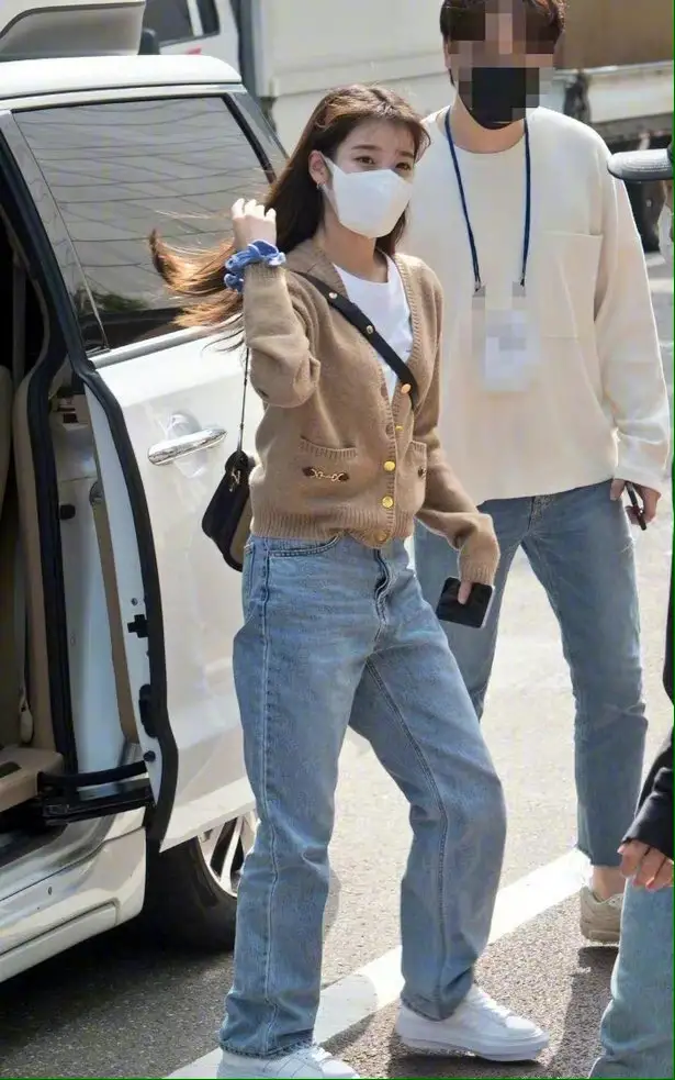 李小萌在家太惊艳了驼色针织衫配高腰裤跳舞35岁美成少女样