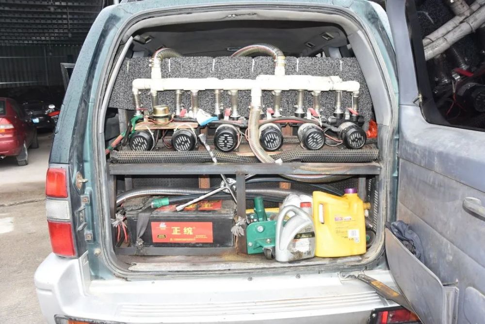 工具迅速破坏货车油箱盖,将油管伸进油箱,利用改装后的油泵偷取货车