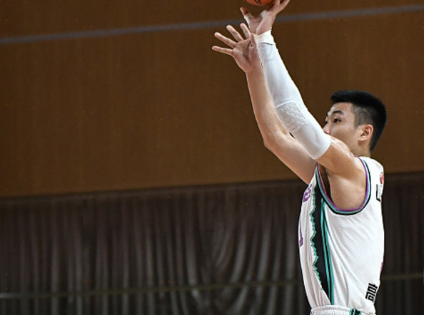 高诗岩会拍马赶到,山东后卫大帽扇飞了昔日fmvp的投篮,开启了又一个