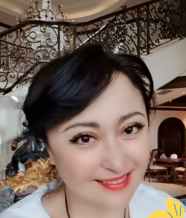 王璐瑶吃炸虫子一脸享受,嫁富豪身材走样,住两层豪宅项链鸡蛋大