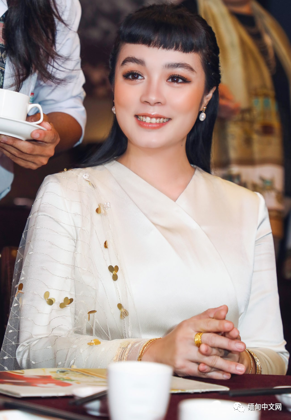 在此次颁奖典礼上,曾荣获三次缅甸奥斯卡奖项的女演员phway phway
