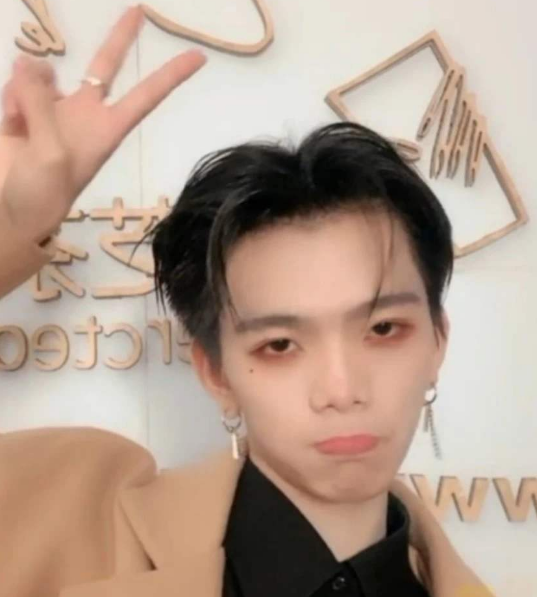 为了抵消质疑七鹤大人终于摘掉了口罩粉丝当场就跑了一半