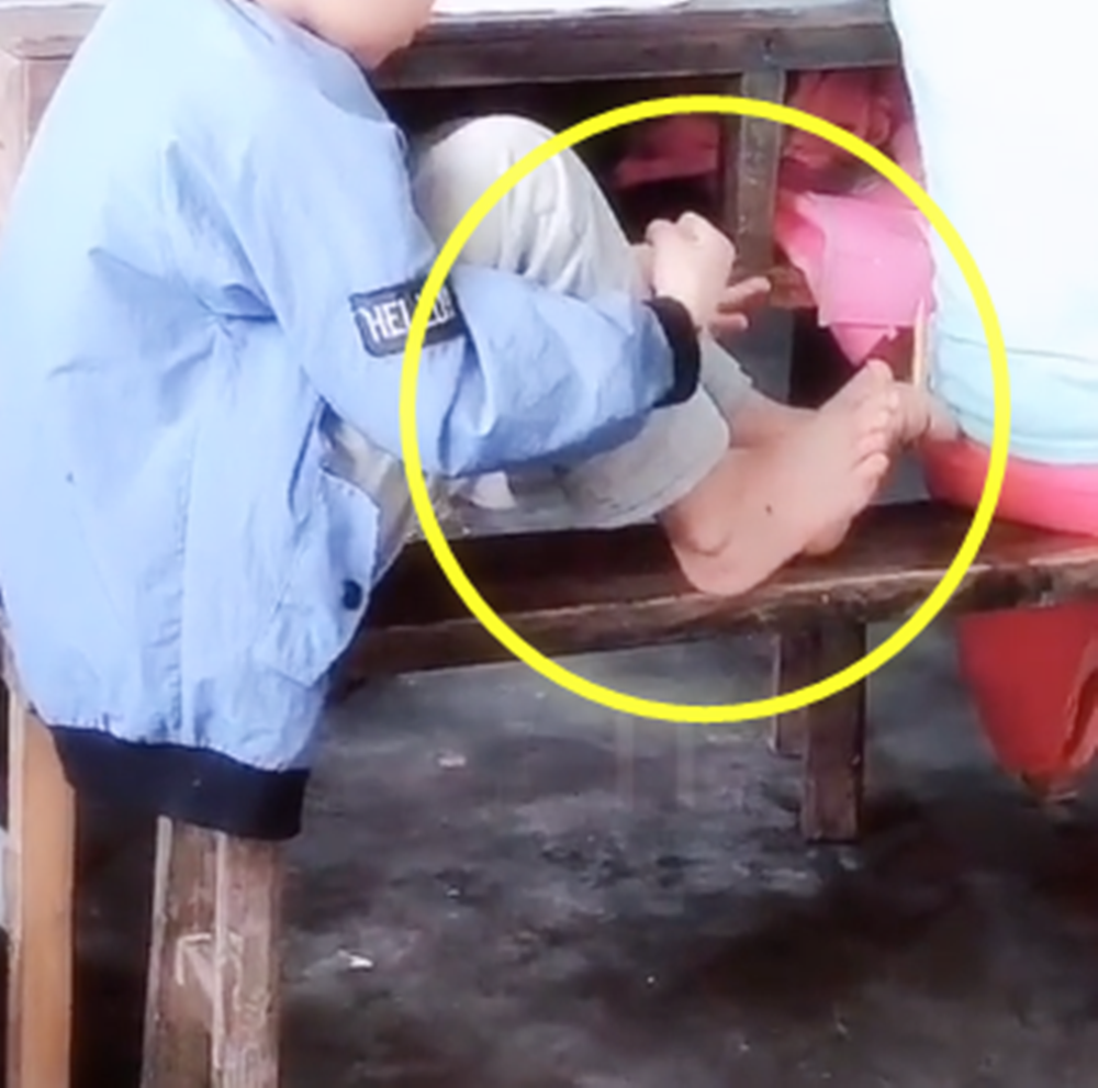 试卷中有数字相加的情况,只见浩浩掰弄着自己的小手指,接着发现手指不