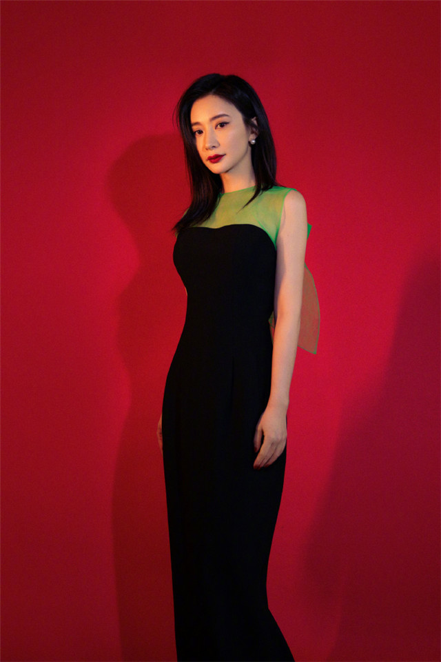 这身穿着,提升熊乃瑾的气质,主要还是她的身材保持很好,只要身材不