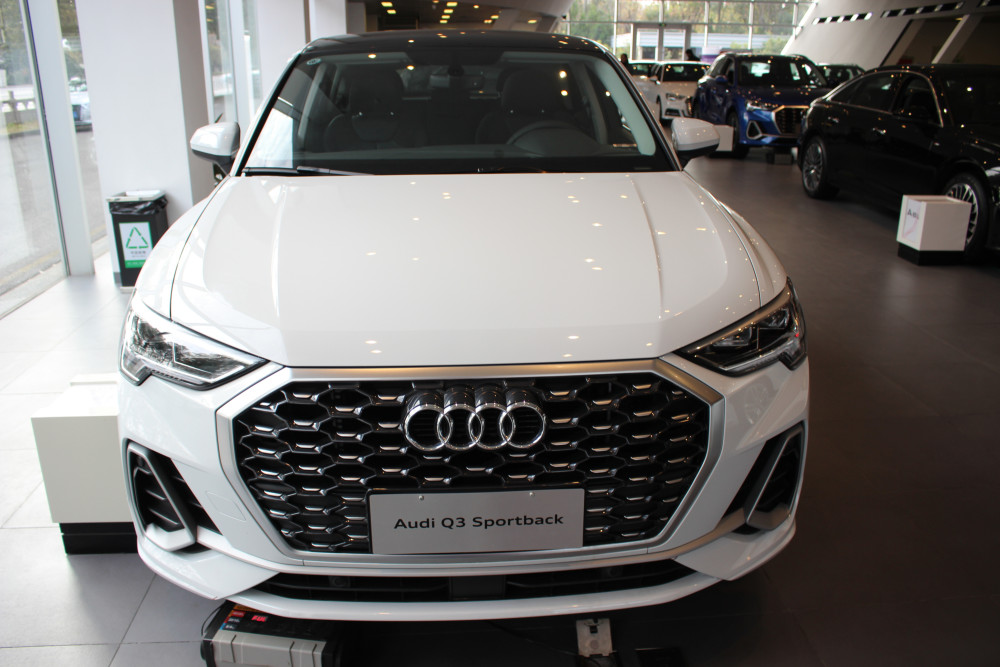 奥迪q3双门轿跑到店,28.73万起,配大灯清洁 后视镜的电动折叠