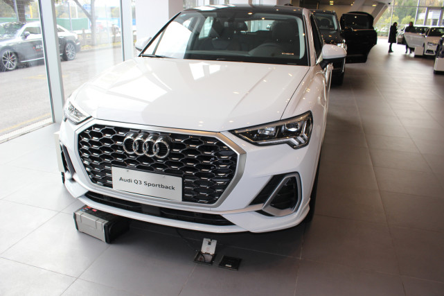 奥迪q3双门轿跑到店2873万起配大灯清洁后视镜的电动折叠