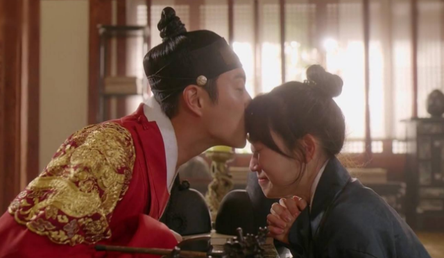 如果男人经常亲吻你这三处,女人你赚到了,他爱你入骨|秀发|耳垂|额头