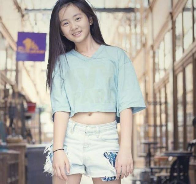 李小璐要把女儿带偏?只有8岁的甜馨摆拍姿势神态好成熟太像她妈