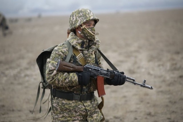 全是苏制战车,士兵穿戴却像我军,迷彩口罩很实用|吉尔吉斯斯坦_军事