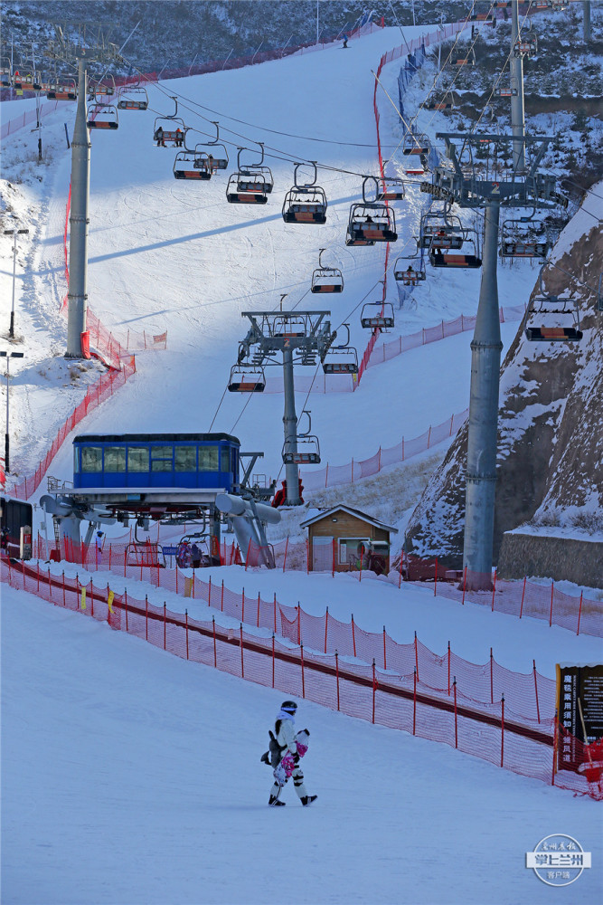 滑雪季丨凤凰岭滑雪场激情邂逅高山雪道