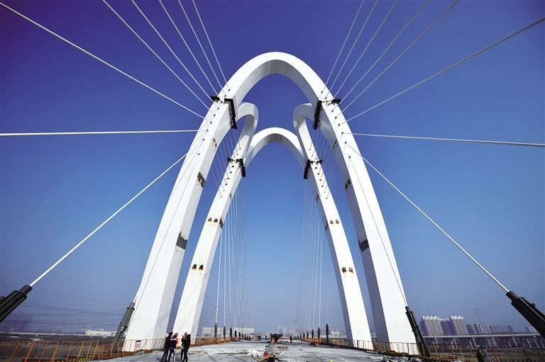 12月9日,呼和浩特市金盛快速路提升改造工程跨大黑河斜拉桥全桥斜拉索