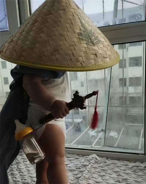 本想仗剑走天涯,奈何奶瓶放不下,"尿不湿大侠"让人忍俊不禁