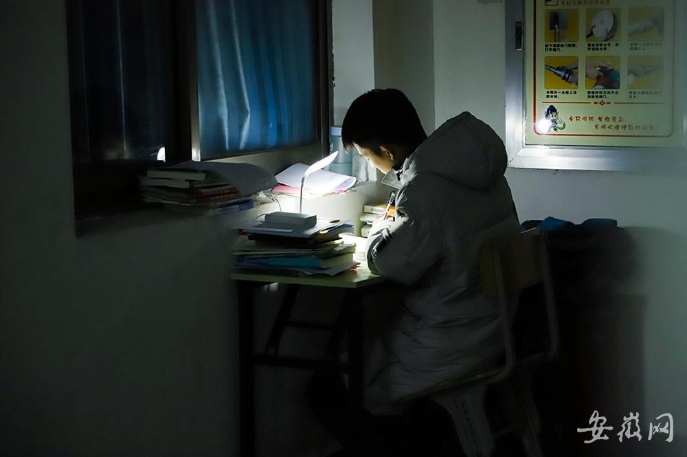 考研倒计时伏案苦读为梦想奋斗