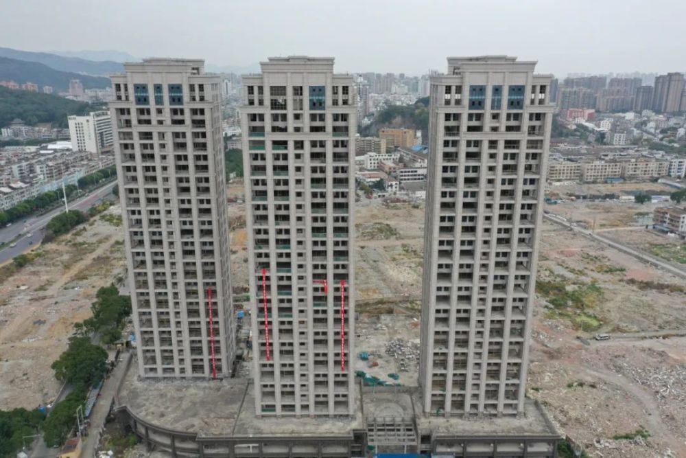 温州知名楼盘被拉横幅,烂尾多年!