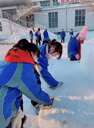 记者 范士友 摄近日,密山市第二中学将雪资源转化为教育教学资源