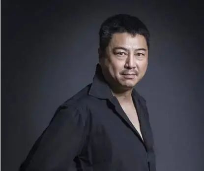 而且,电视剧《装台》中的画外音旁白,配音也是李传