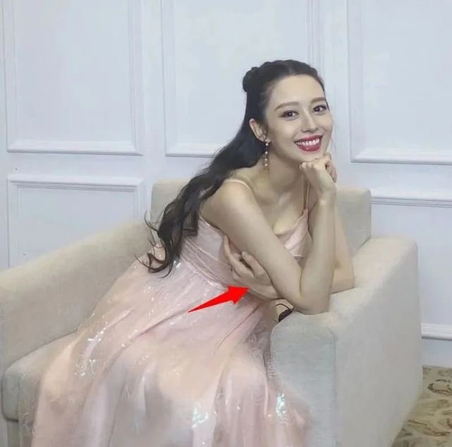 吉娜7月孕肚终于明显了胳膊纤细无变化却意外撞脸baby