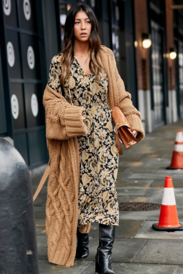 奶奶风的针织开衫太好搭了明星街拍抢着穿加长款的太温暖