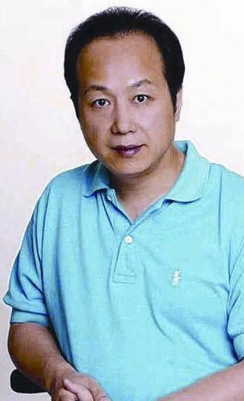 在罗京的葬礼上,妻子刘继红因为伤心,几度哭到昏厥过去,看到母亲一蹶