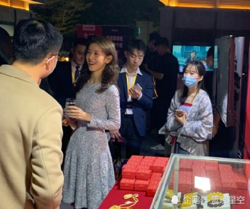 章泽天与名媛聚会合影却被忽略身价百亿也挤不进真正的名媛圈