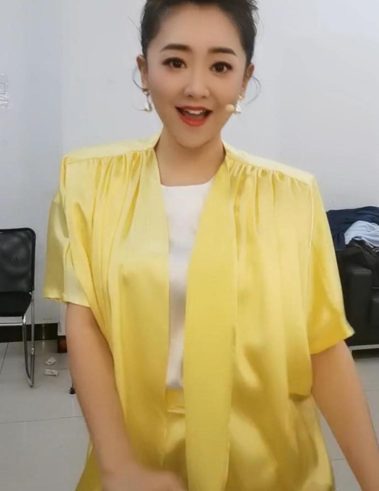 央视主持月亮姐姐下班真时髦穿荧光黄睡衣模仿毛阿敏有模有样美翻