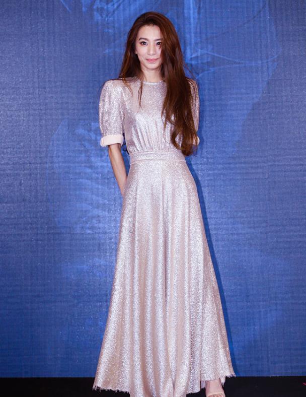 田馥甄现身活动,穿亮片长裙很闪耀,加上这头长发气质更好!_腾讯新闻
