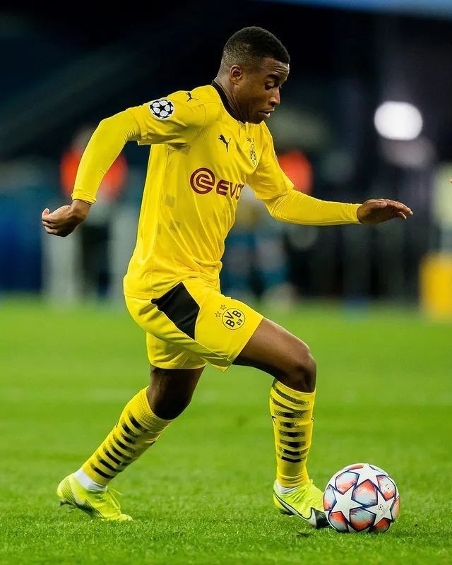 后浪狂涌利物浦40逆转巴萨时的场边球童如今已在欧冠首秀