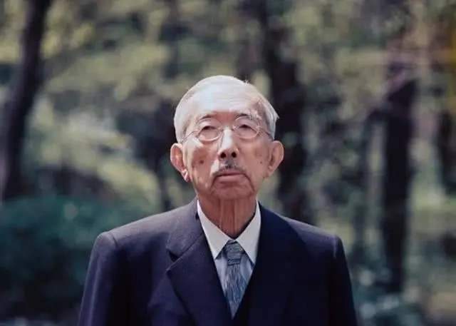 裕仁天皇逝世后 日本希望中国出席葬礼 中国仅回复日本四个字 腾讯新闻