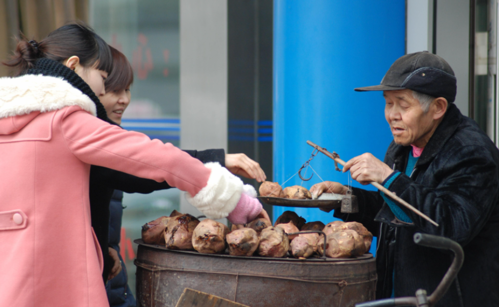 很多人都瞧不上路边摊烤红薯生意一天卖上千元很平常