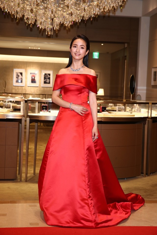 林依晨巴掌脸真耐老但绿色连衣裙有点接地气腰都被显没了