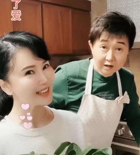 付笛声戴围裙下厨,任静拉着他同框唱歌,老了依然这么恩爱!
