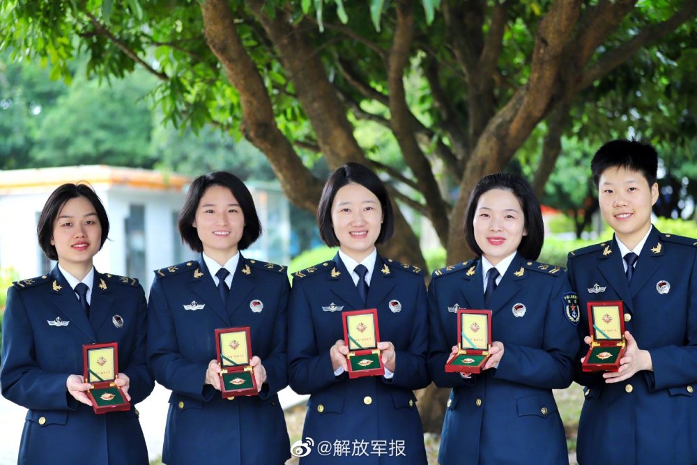通讯女兵荣获四有奖章一起感受这满屏喜悦