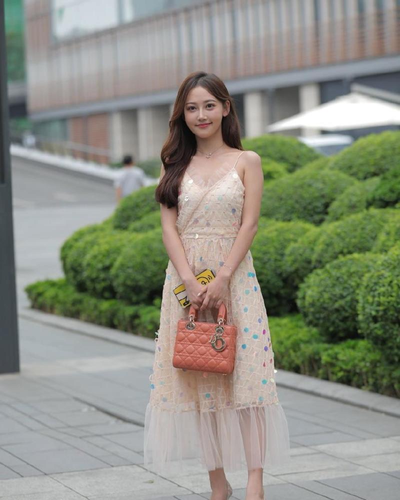 时尚美女的 鱼鳞裙 清新干净有魅力 让人过目难忘 腾讯新闻