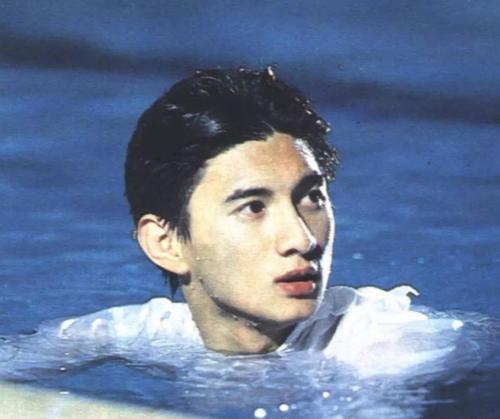 他长得帅气又沉稳,尤其是在萧十一郎当中饰演的十一郎非常的帅气和