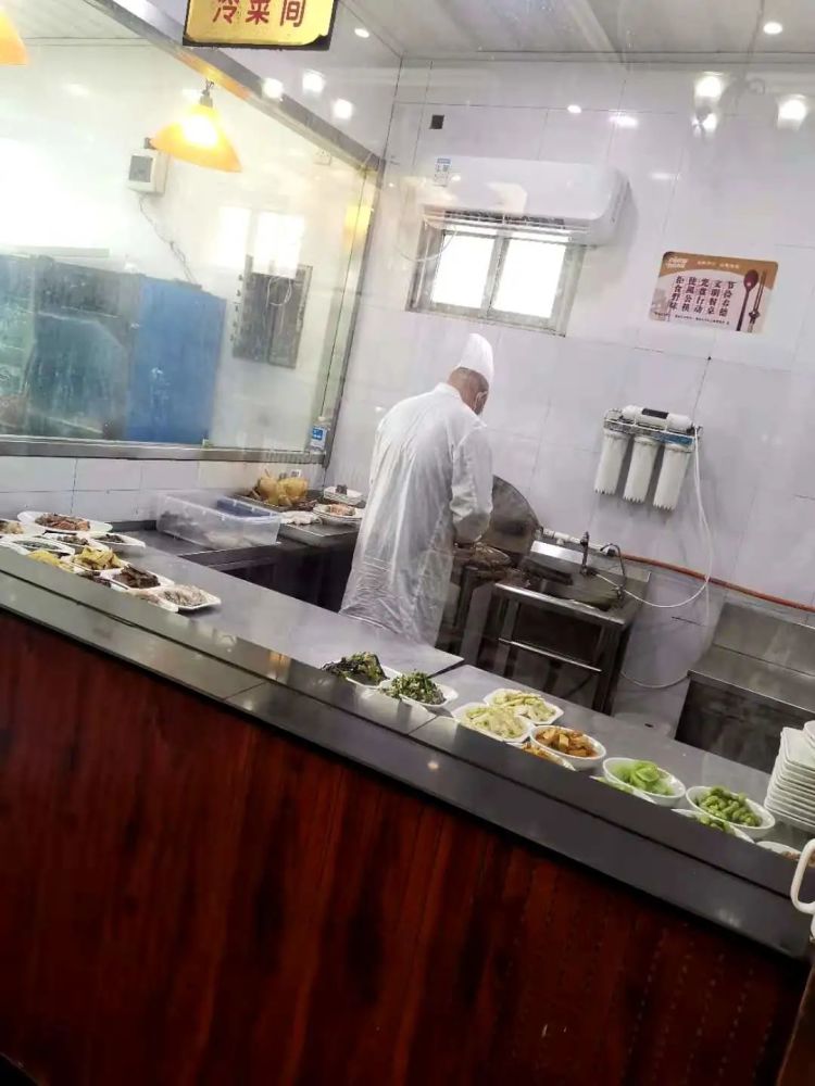 3,冷菜间专间专人,操作规范.