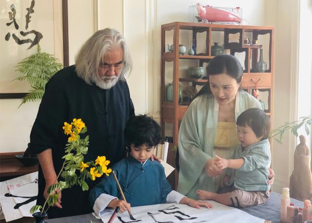 大导演张纪中发布最新的全家照对老当益壮这个评价非常满意