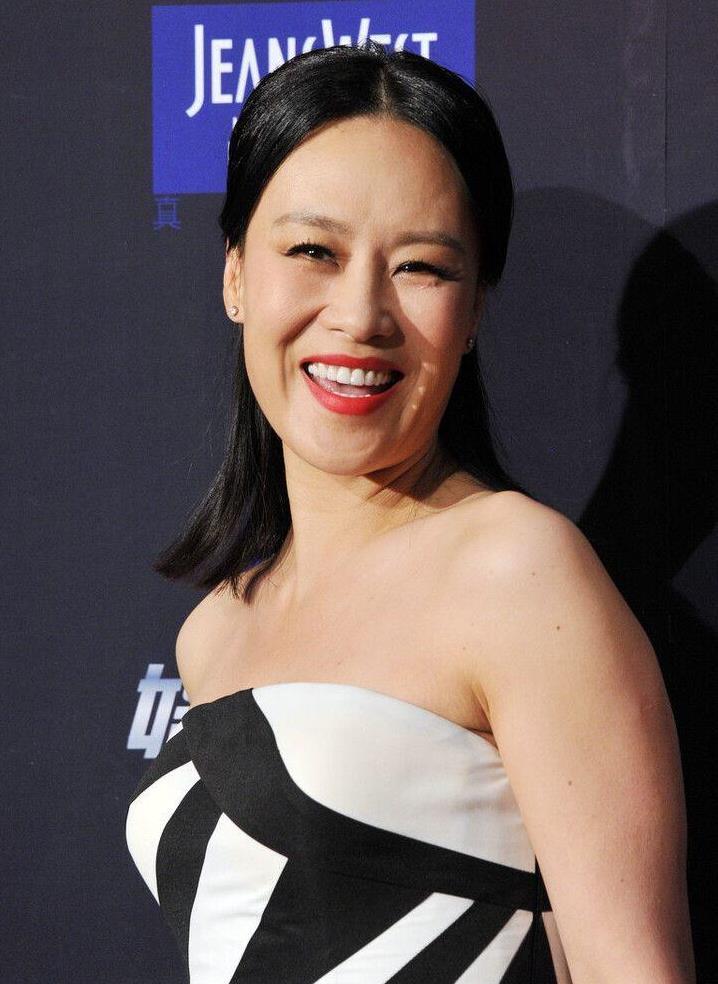 离开滤镜太现实了!邬君梅生图下掩盖不住衰老,完全是靠气场撑着