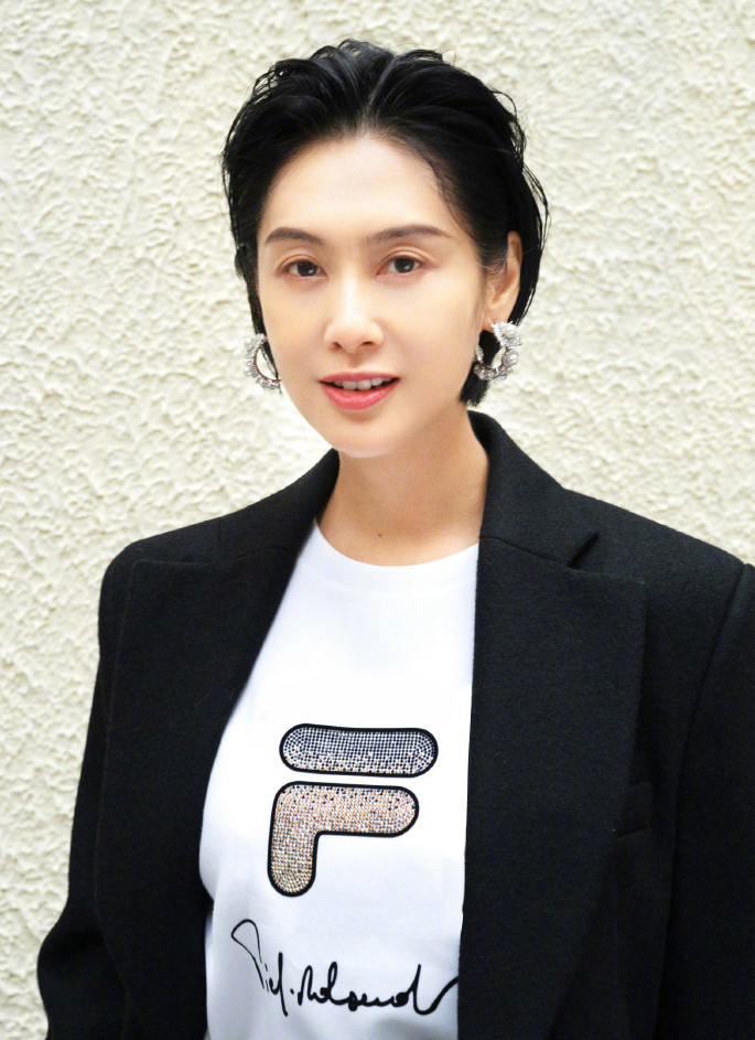 49岁朱茵风采依旧,黑色西装搭利落短发简约又高级,气质绝了!_腾讯新闻