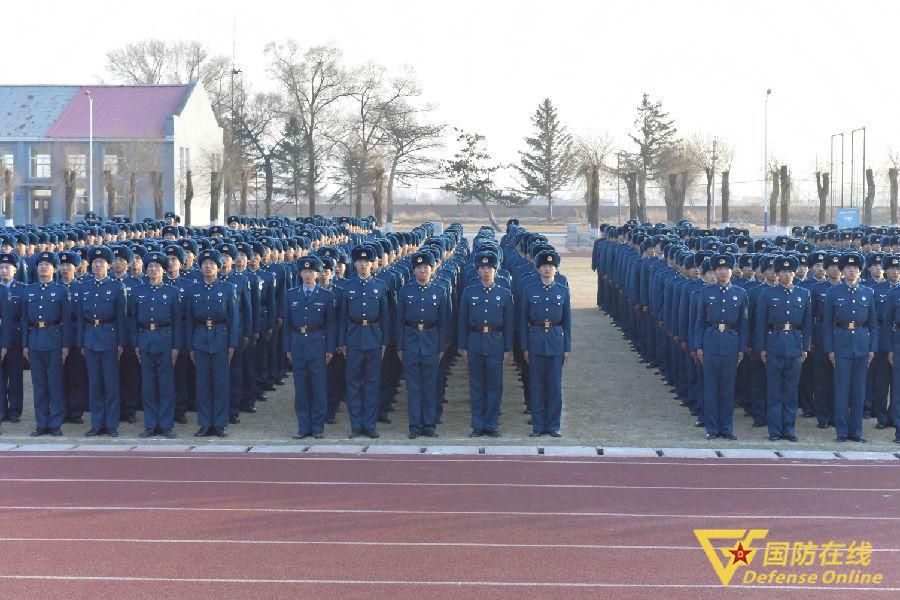 北部战区空军新训某旅举行2020年度新兵授衔仪式