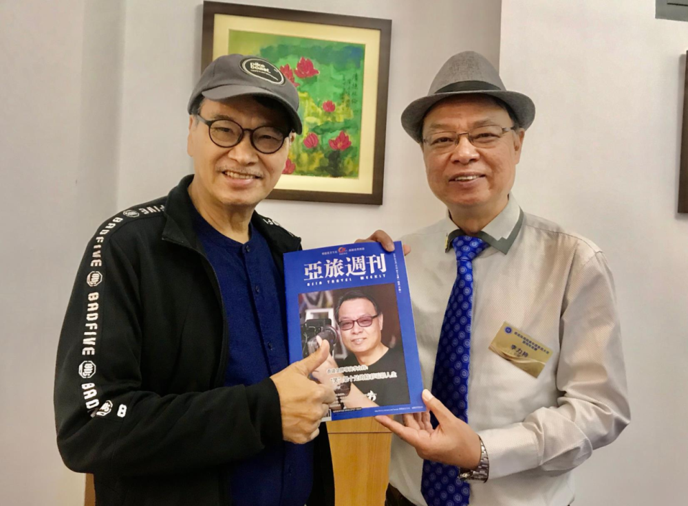 12月9日,著名导演李力持在社交平台上晒出和吴孟达的合影照