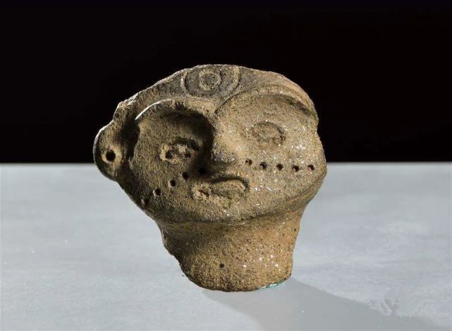 在人类还处于旧石器时代时,就出现了原始石雕,骨雕等.古代雕塑