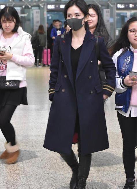 谢娜"正常"的时候颜值气质绝对一流,难驾驭的黄裙硬穿出高级感