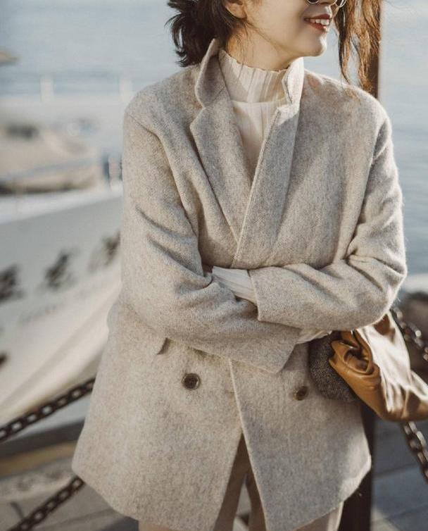 三木的初冬新装真美,毛呢大衣配"牛奶裤",色调搭配看着真舒服